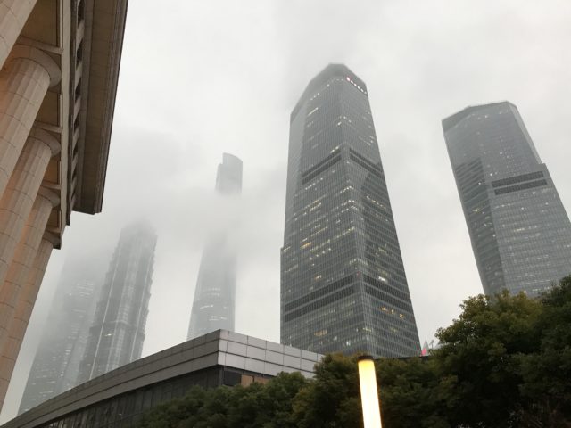 中国の高層ビルリモートガール