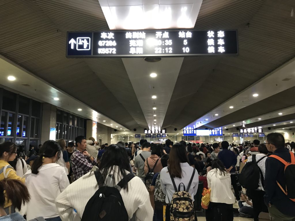 上海駅で改札が開くのを待つ人混み｜リモートガール